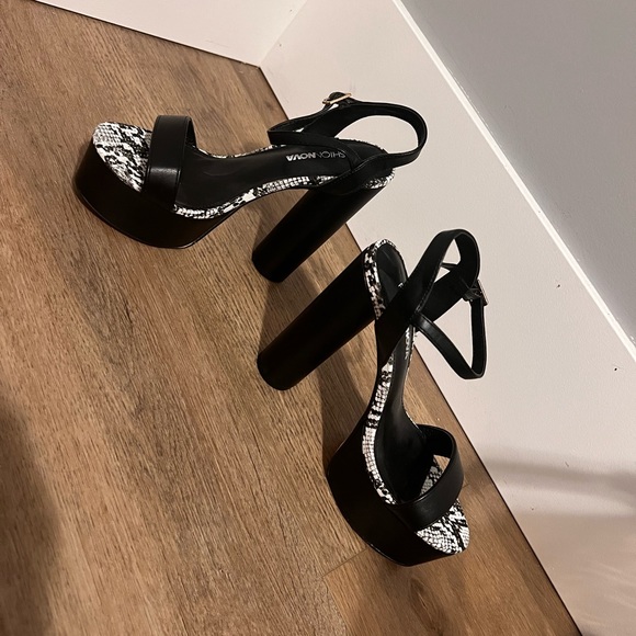 Black and snakeskin Platform Heels - Picture 3 of 5